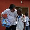 Entrega_de_brinquedo_a_menino