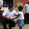 Entrega_de_brinquedos_e_vestuário_na_aldeia_de_baia