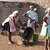 mulheres_lavando_tachos_apos_almoço