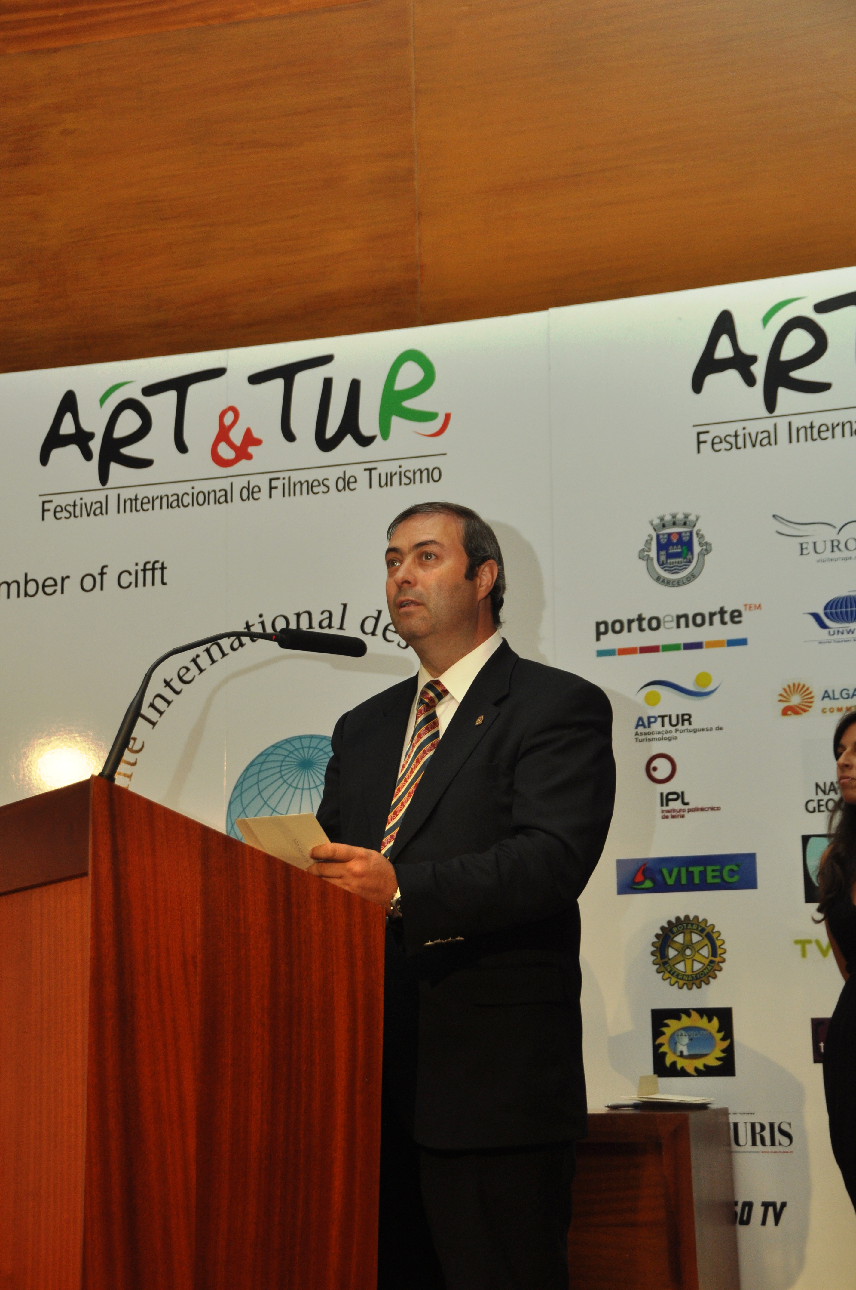 Presidente_do_RC_Barcelos_anuncia_vencedor_do melhor_filme_categoria_Turismo_Acessivel